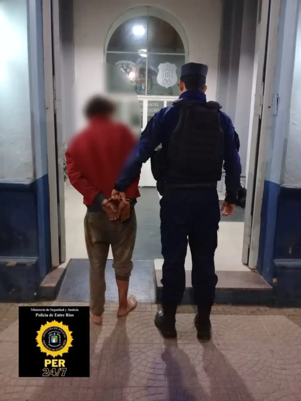 Iba caminando con varillas de hierro y terminó detenido