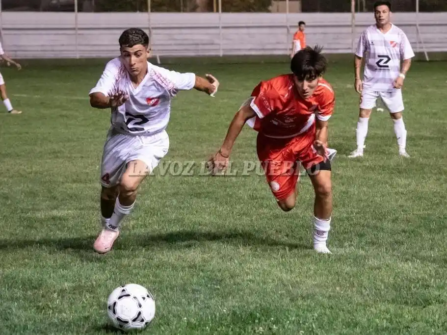 Un reñido empate. Rodríguez de Argentino y Gutiérrez de Huracán van en busca del balón