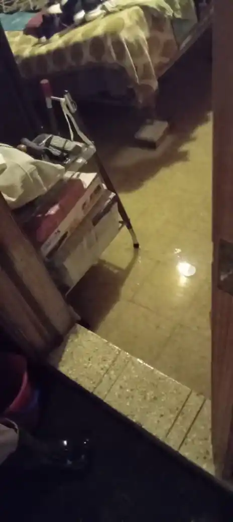 Al momento del hecho, no se registraba una gran acumulación de agua en la calle ni en las veredas, lo que refuerza la hipótesis de una falla en el drenaje cloacal.