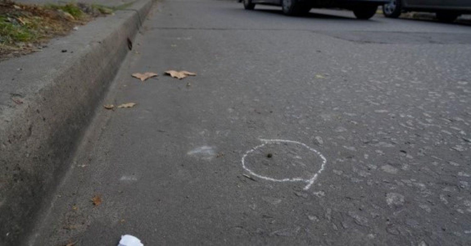 Almirón estaba estacionado en su Onix blanco, cuando dos sicarios en moto se pusieron al lado y le gatillaron dos veces.