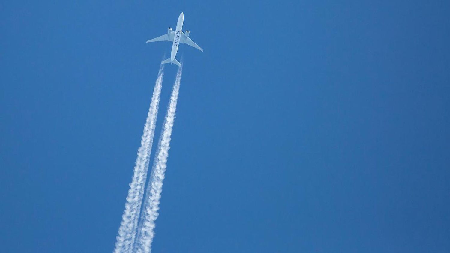 Informe de IATA advierte sobre impacto climático de las estelas de la aviación