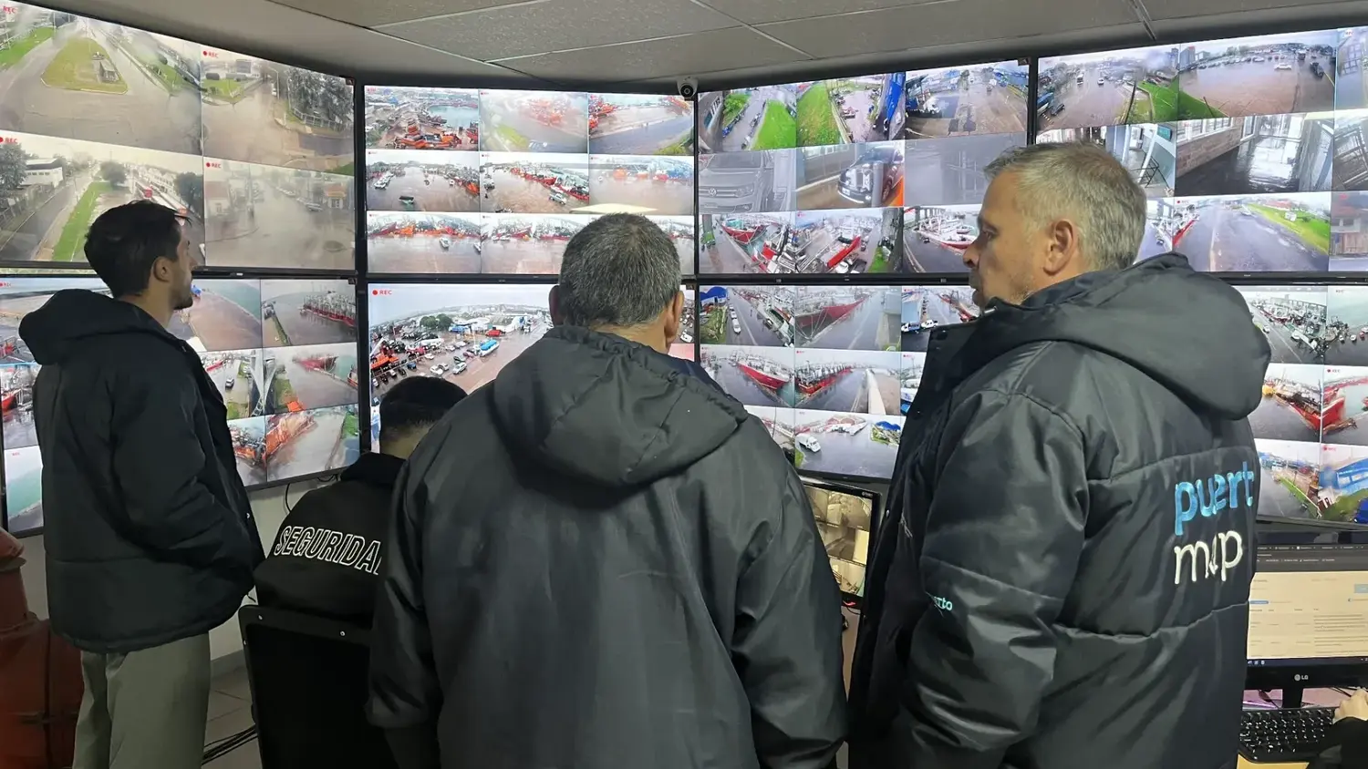 El puerto cierra la escollera y  suspende descargas por alerta meteorológica