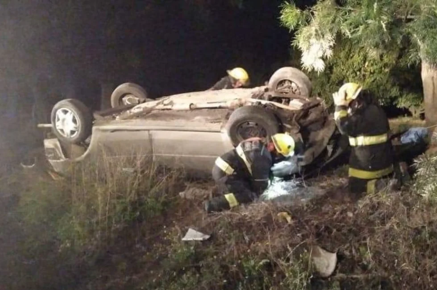 Un coche marca Renault Fluence volcó por causas aún desconocidas.