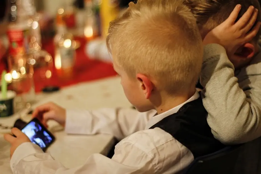Francia debería frenar uso de celulares y redes sociales entre niños y adolescentes