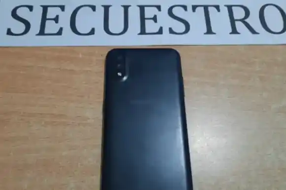 Frente a un boliche, encontraron un celular sonando sin su dueño: había sido robado