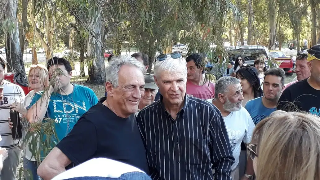 Castellano en la Chevy y Traverso con la gente