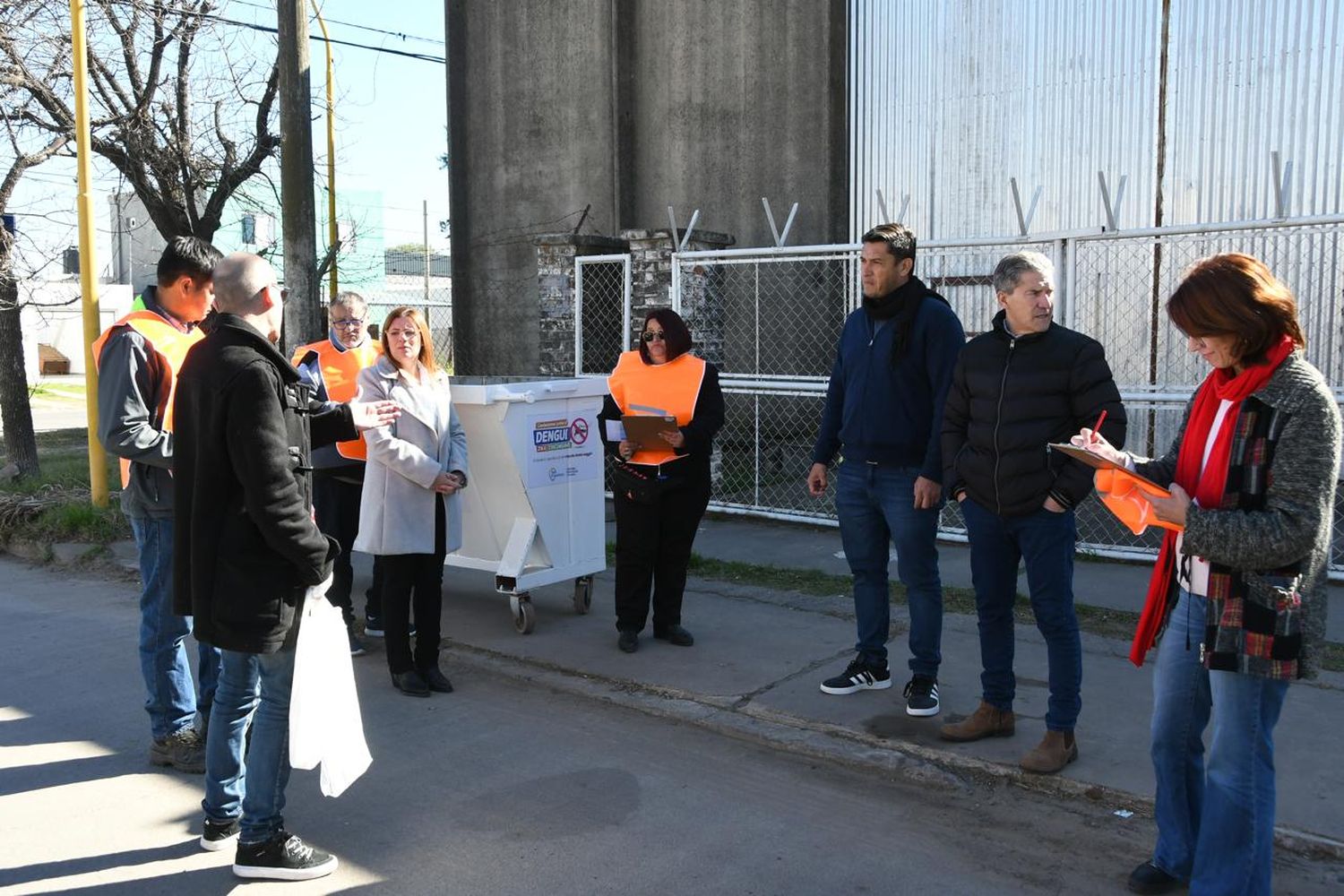 Promotores municipales realizan educación y concientización sobre el descacharreo en los barrios.