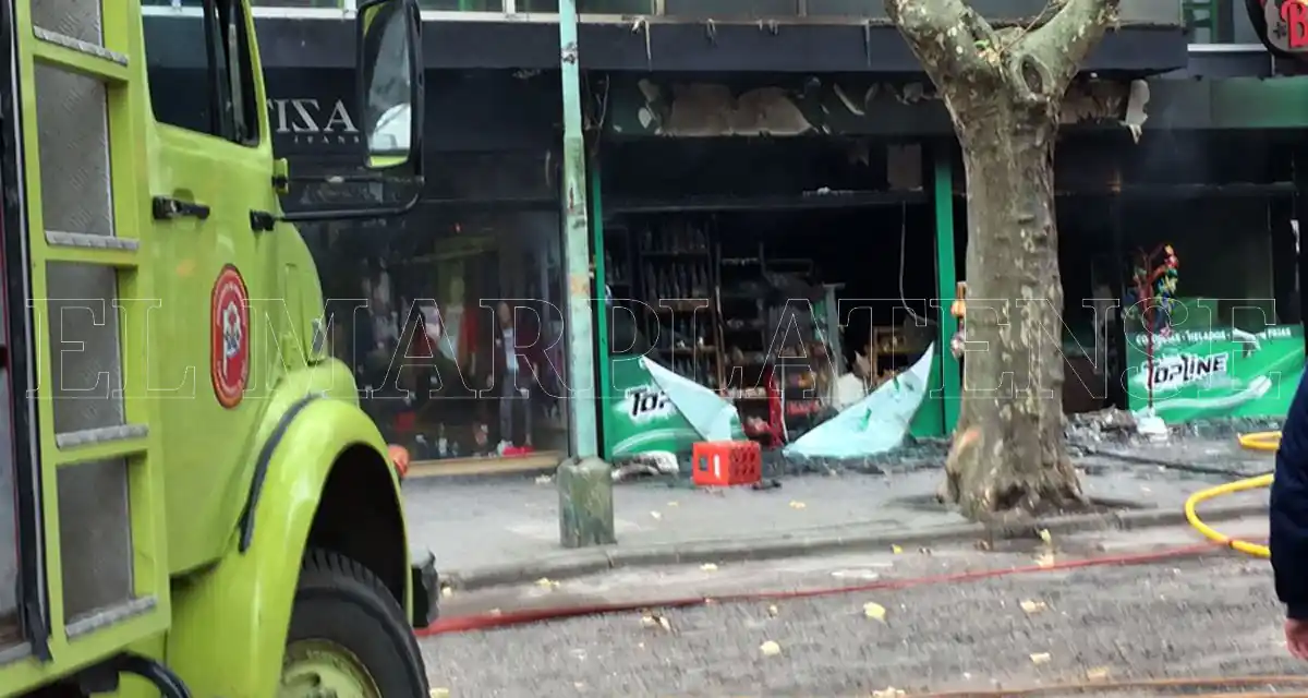 Se incendió un kiosko en el microcentro: "Las pérdidas son casi totales"
