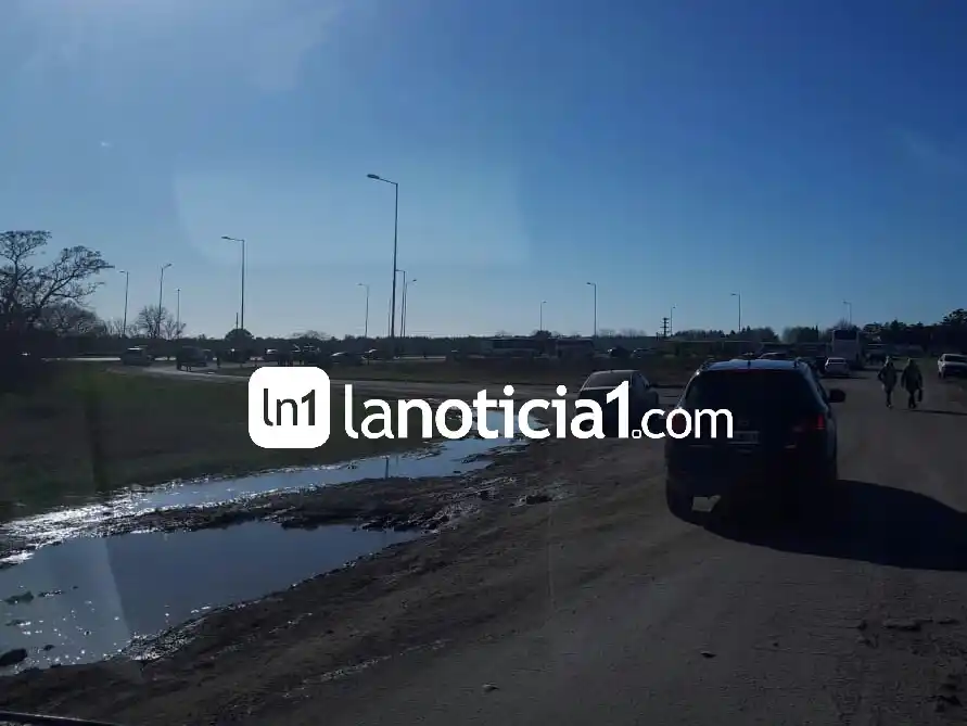 Caos en Ruta 9 por un corte de trabajadores despedidos de Atucha a la altura de Zárate