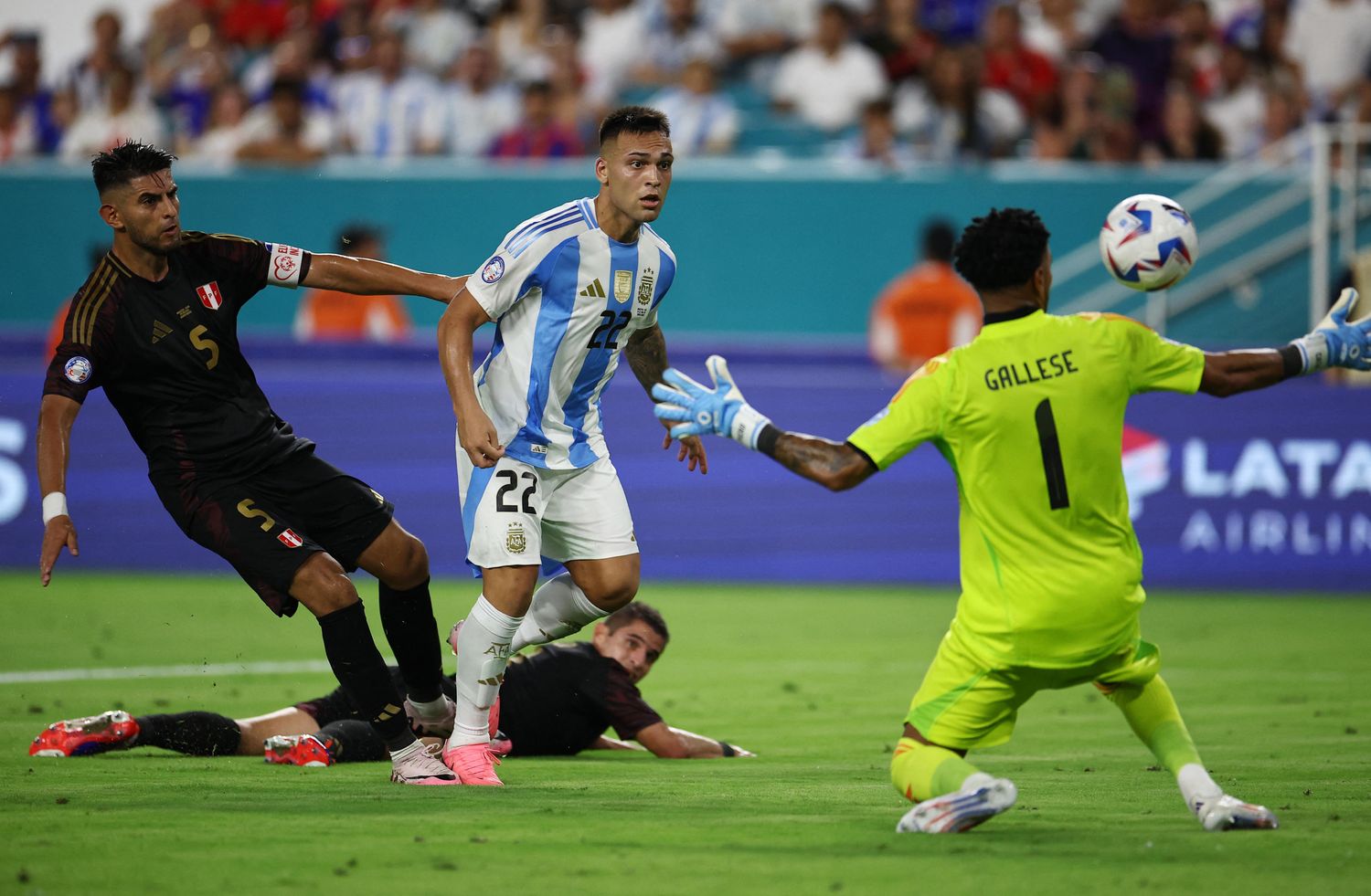 Lautaro Martínez define ante Gallese para el 2-0.