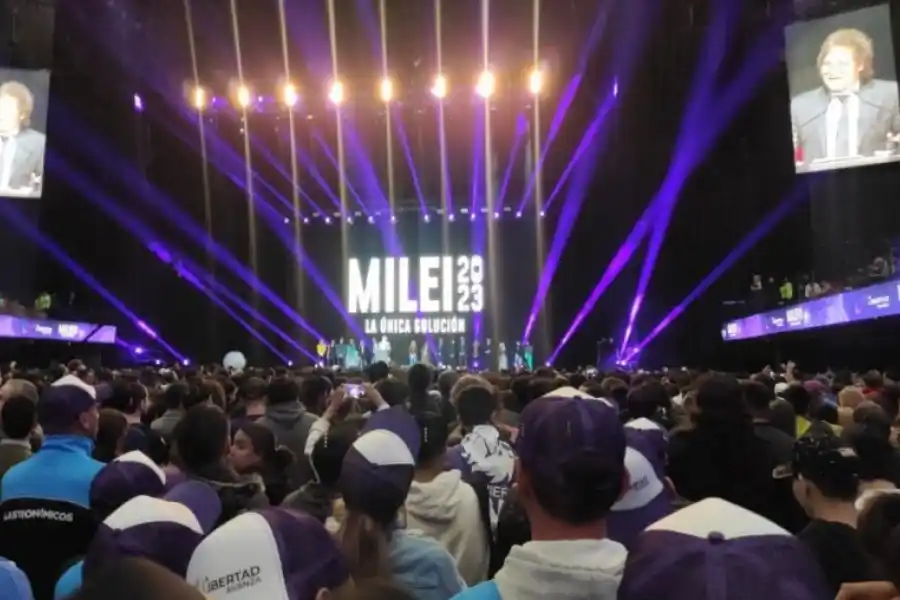 Barrionuevo movilizó a su gremio para el cierre de campaña de Milei