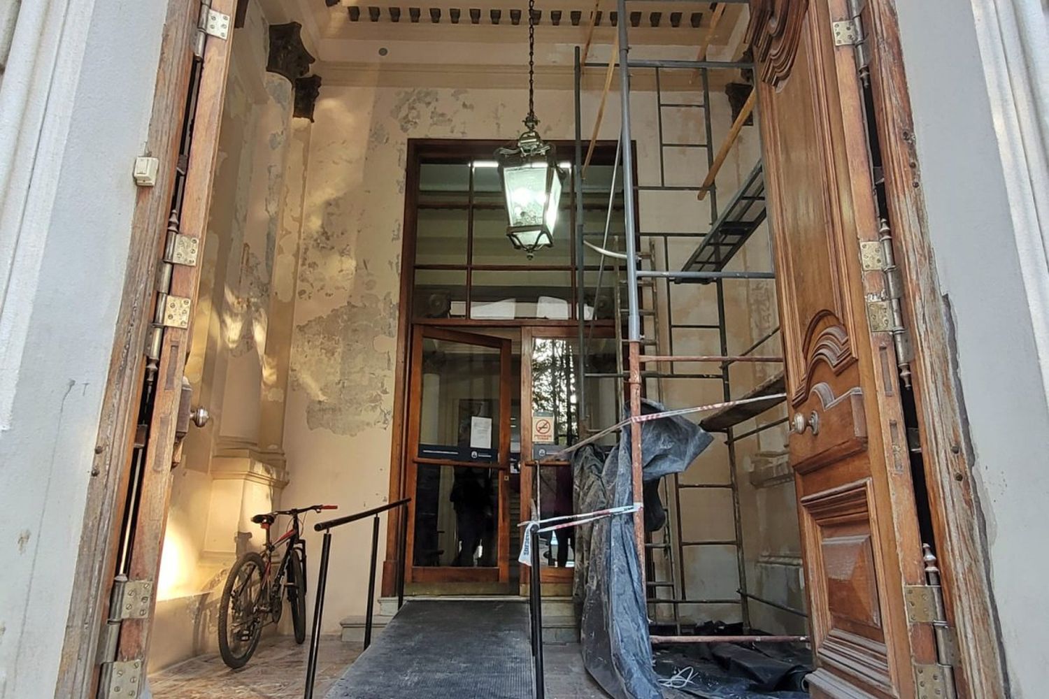 Restauran el acceso principal de la Municipalidad "respetando su valor patrimonial"