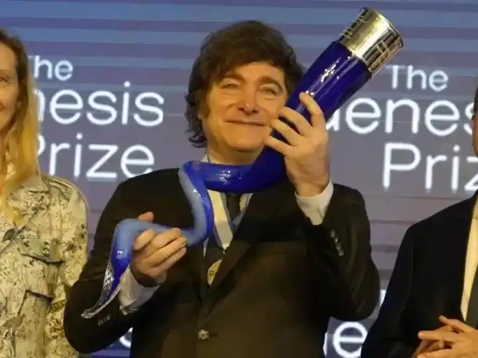 Javier Milei, Presidente de Argentina recibiendo el Premio Nobel Judío.