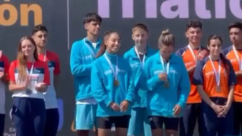 Martín Reynoso en el podio del triatlón.