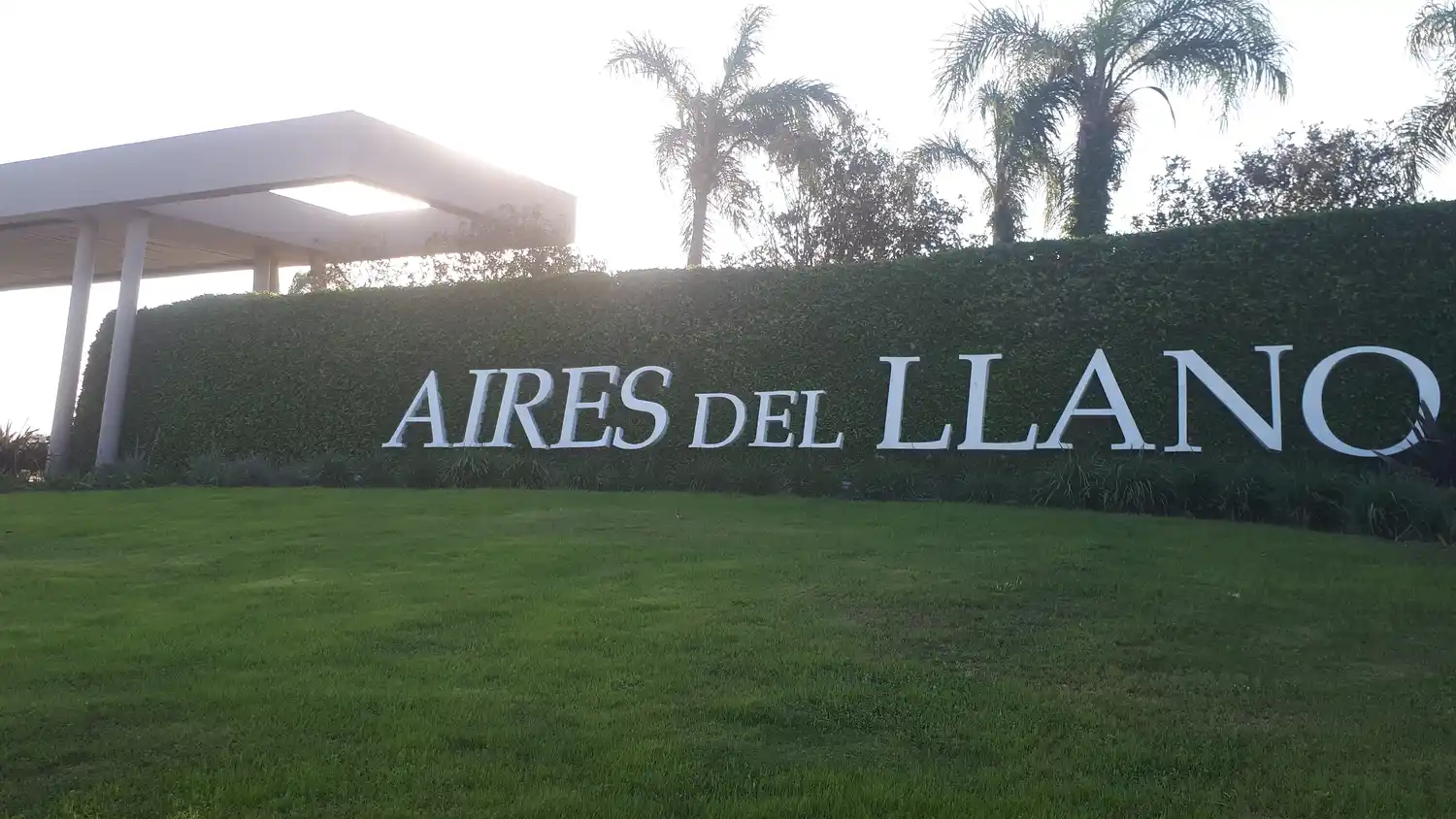 Fue a una fiesta, no pudo volver por la tormenta y el dueño de casa la violó