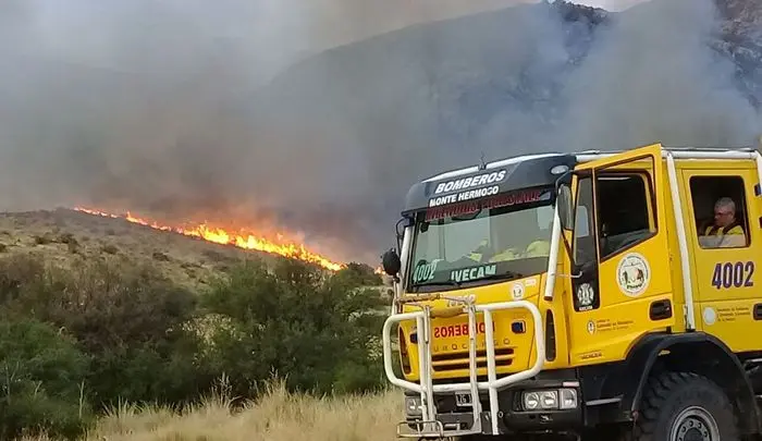 Incendio en Sierra de la Ventana: El fuego avanzó sobre la ruta 76 y se acerca al Parque Tornquist