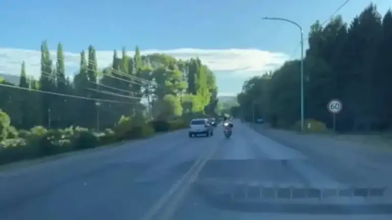 El auto cruzó varias veces al carril contrario, obligando a otros conductores a realizar maniobras bruscas para evitar una colisión.