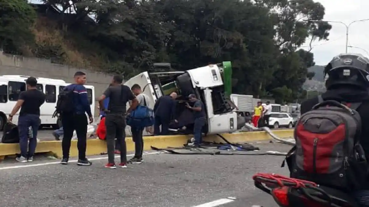 ¡PIDEN RESPUESTAS A LAS AUTORIDADES! Accidente en Tazón deja 21 heridos