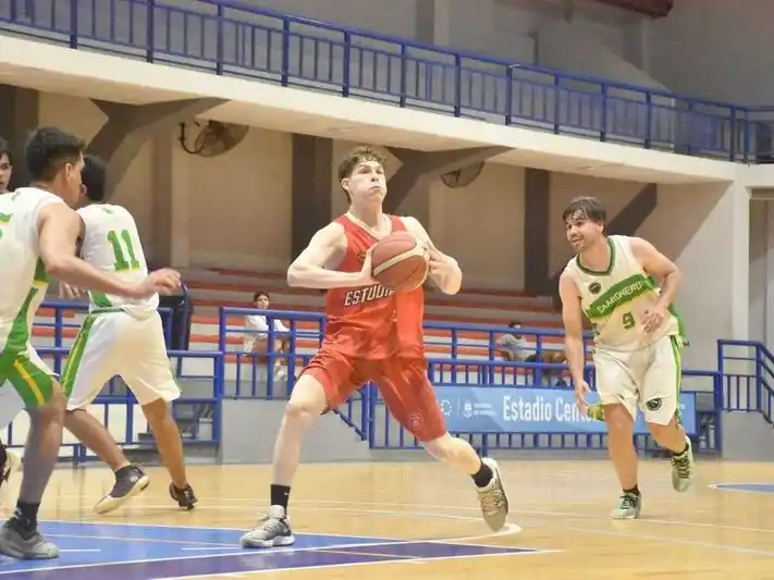 Estudiantes estiró su invicto
con triunfo ante Camioneros