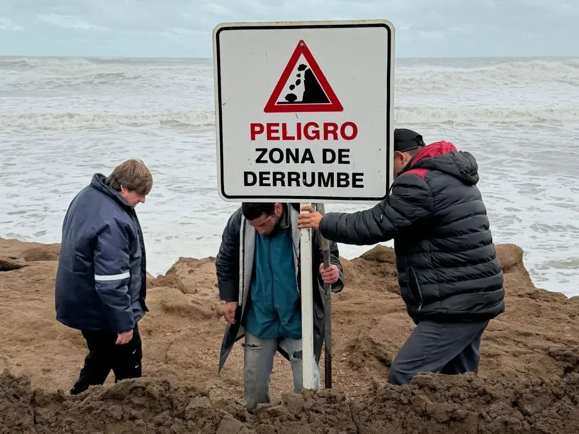 Señalización en el camino que une Costa Bonita y Arenas Verdes