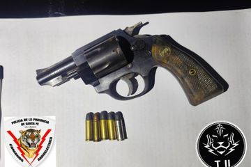 Los descubrieron circulando con un revólver y quedaron detenidos en zona sur