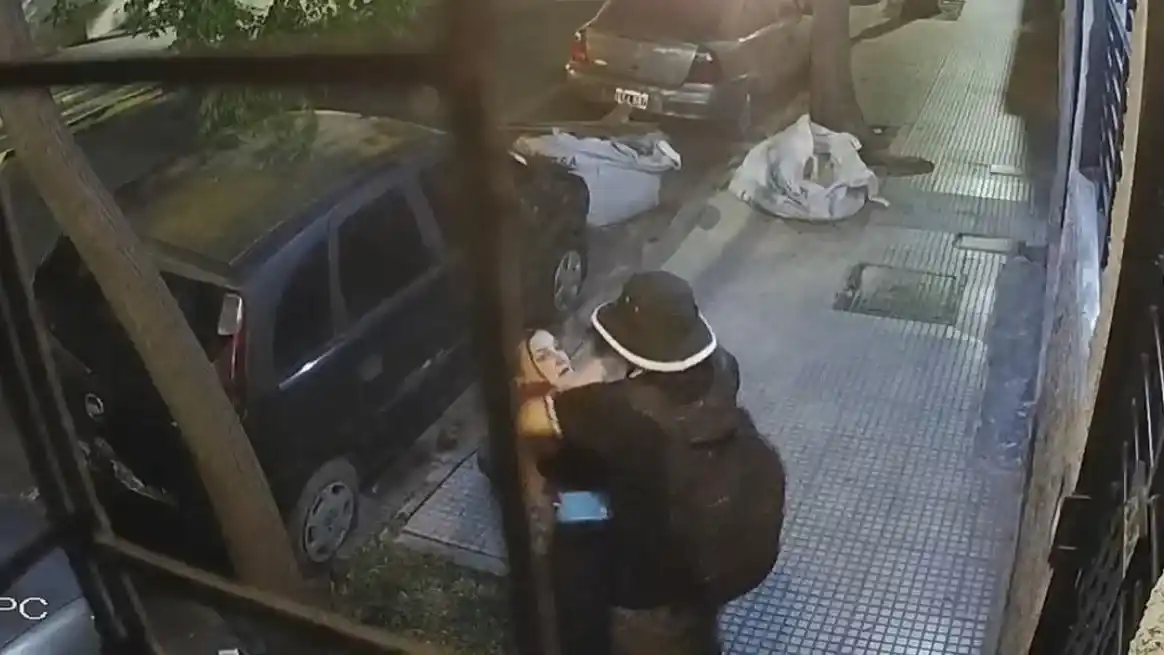 La secuencia quedó registrada por una cámara de seguridad de la zona.