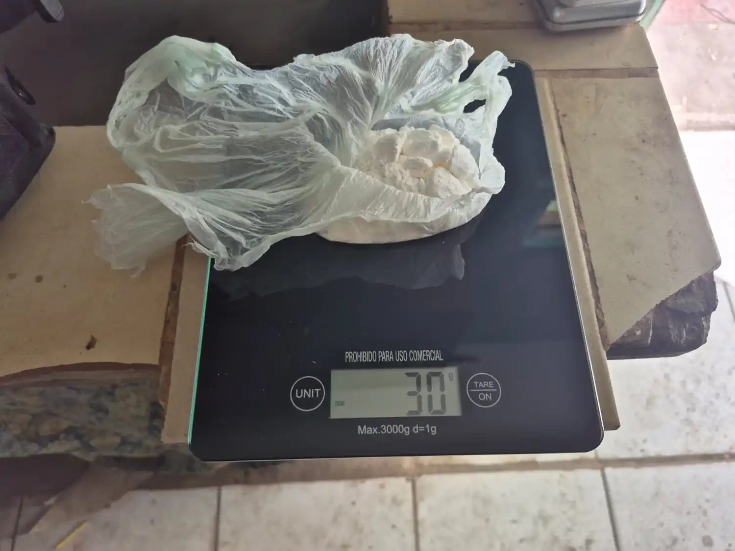 Secuestran 30 gramos de cocaína, dos balanzas de precisión, dos hojas de bisturí y un teléfono celular. Foto: Gentileza.