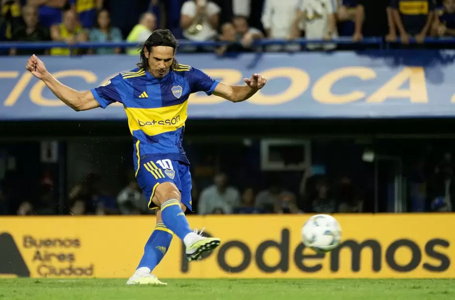 Cavani se reencontró con el gol, marcó un triplete y Boca le ganó a Belgrano