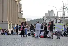 Firmes en su reclamo, estudiantes del Instituto 75 realizaron otra sentada frente a la Municipalidad