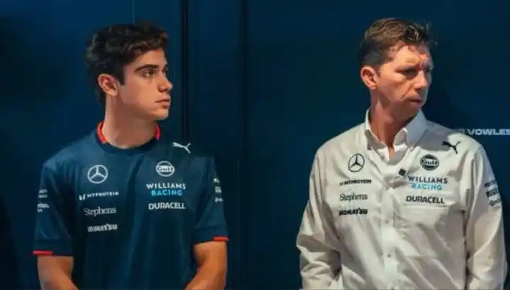 Franco Colapinto junto a James Vowles, el jefe de equipo de Williams, en el GP de Qatar.