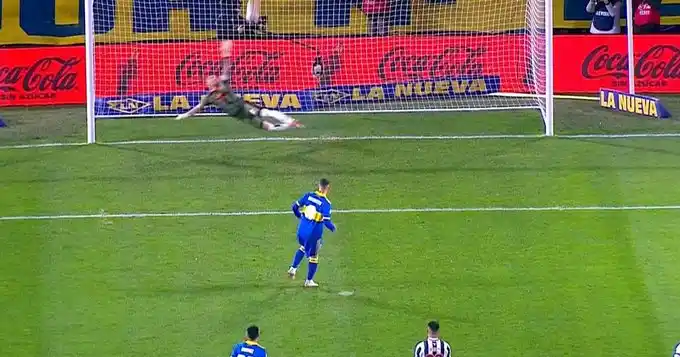 Video: por tercera vez Benedetto erró un penal