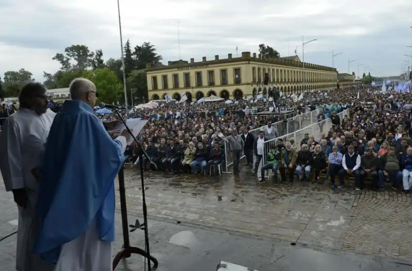 Sindicatos y organizaciones marcharon por "Paz, pan y trabajo"