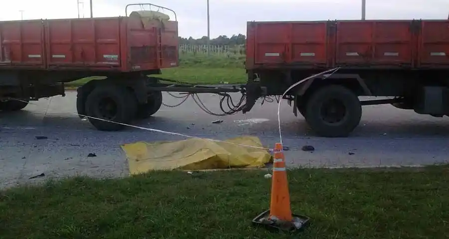 Murió un motociclista tras impactar contra un camión en Ruta 88