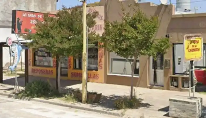 En los fondos del negocio de la familia de Carlos Avila ingresaron los ladrones