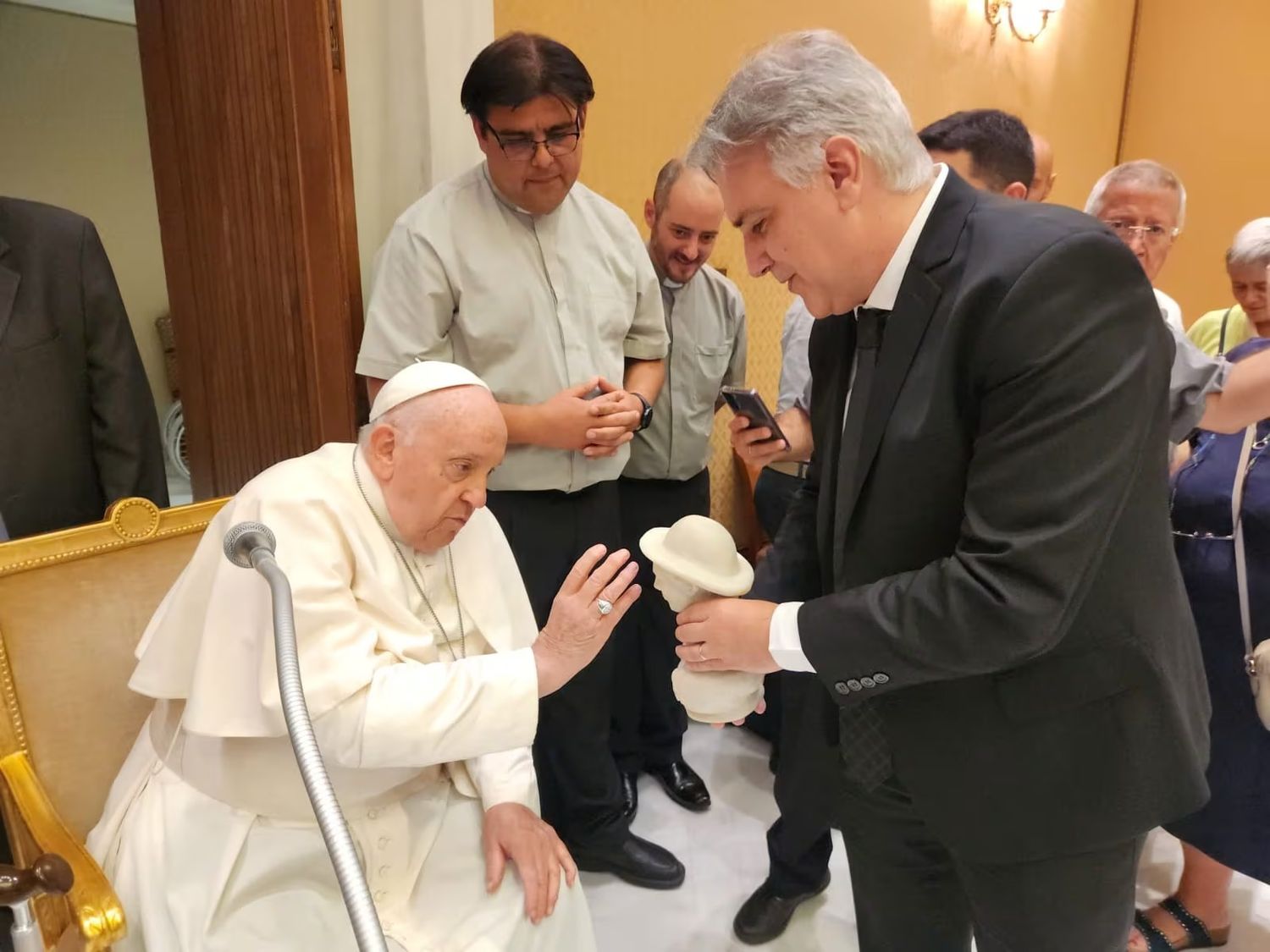 Llaryora, en su encuentro con Francisco.