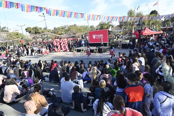 Tigre: Junto a autoridades del Municipio, una multitud festejó el 90° aniversario de El Talar en la plaza central