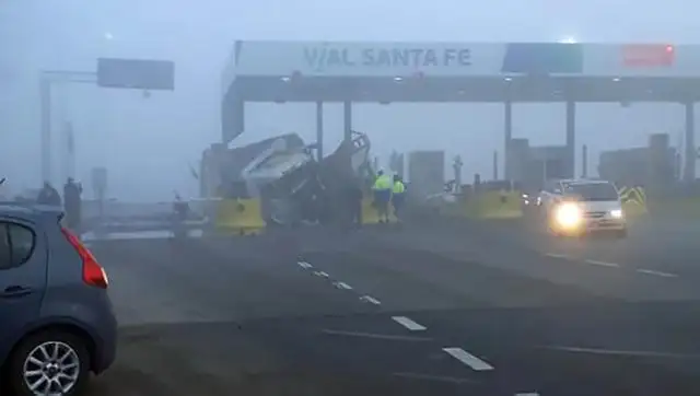 Un camión chocó contra una cabina de peaje en la autopista Rosario - Santa Fe: tres heridos