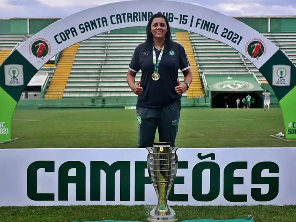 Nívia de Lima hizo historia al convertirse en la primera mujer en ocupar el cargo de asistente técnica. Foto:Redes