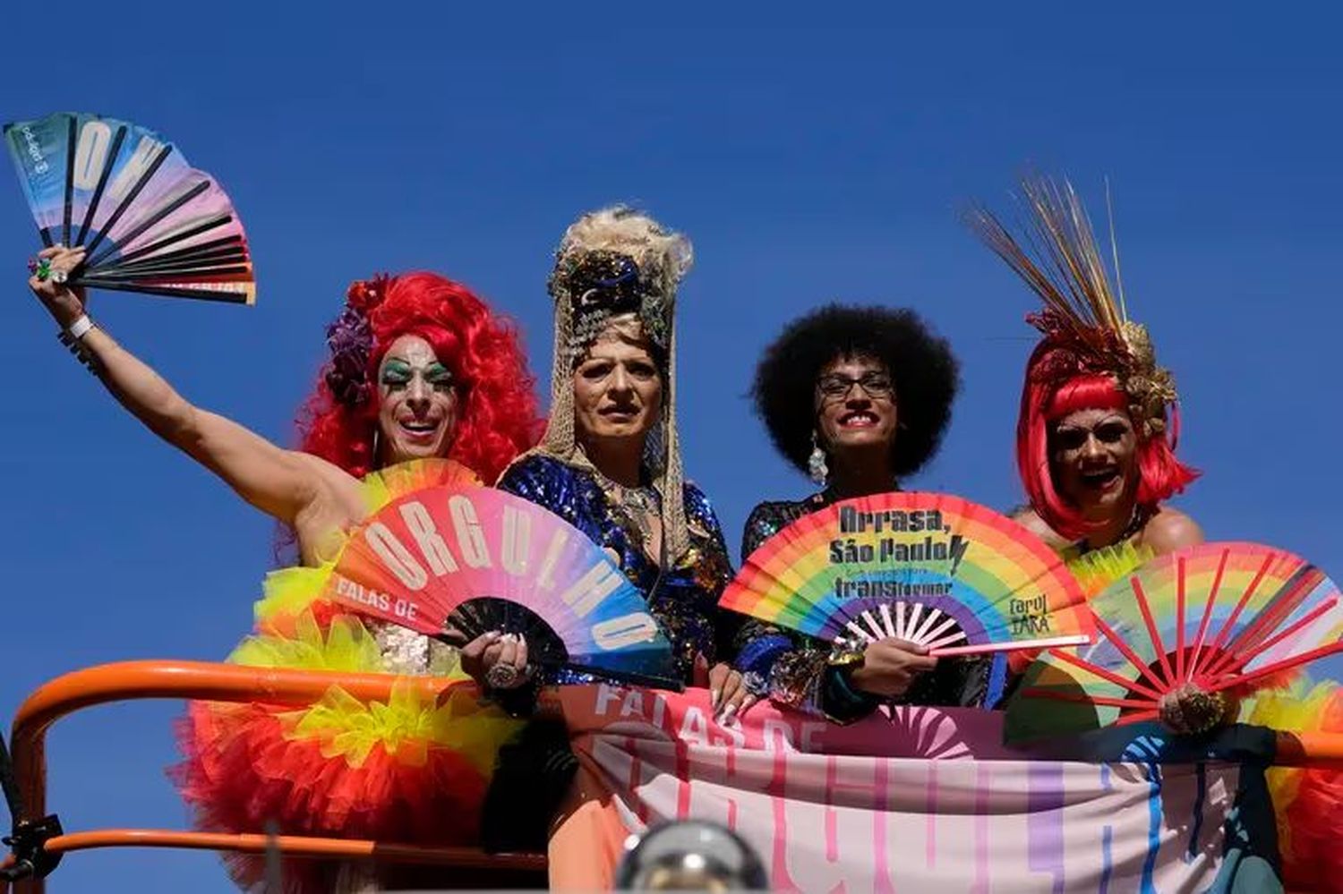 Personas participan en el Desfile del Orgullo Gay anual en Sao Paulo, el domingo 2 de junio de 2024.