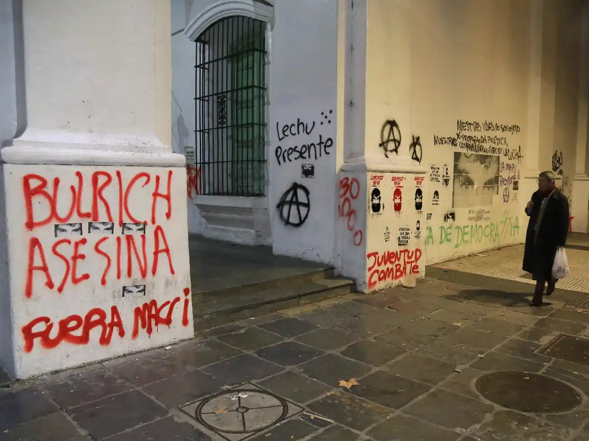 Marcha por Santiago Maldonado: manifestantes pintaron el Cabildo con consignas contra el Gobierno