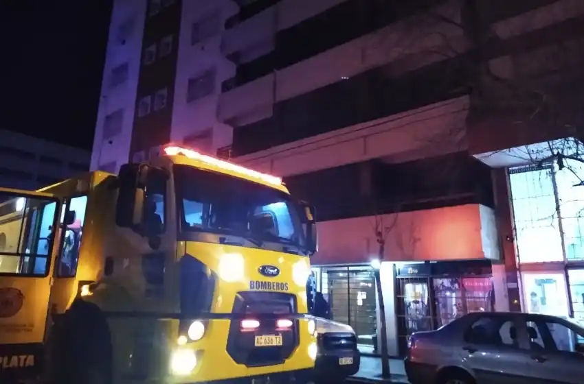 Bomberos controlaron un incendio en un edificio céntrico