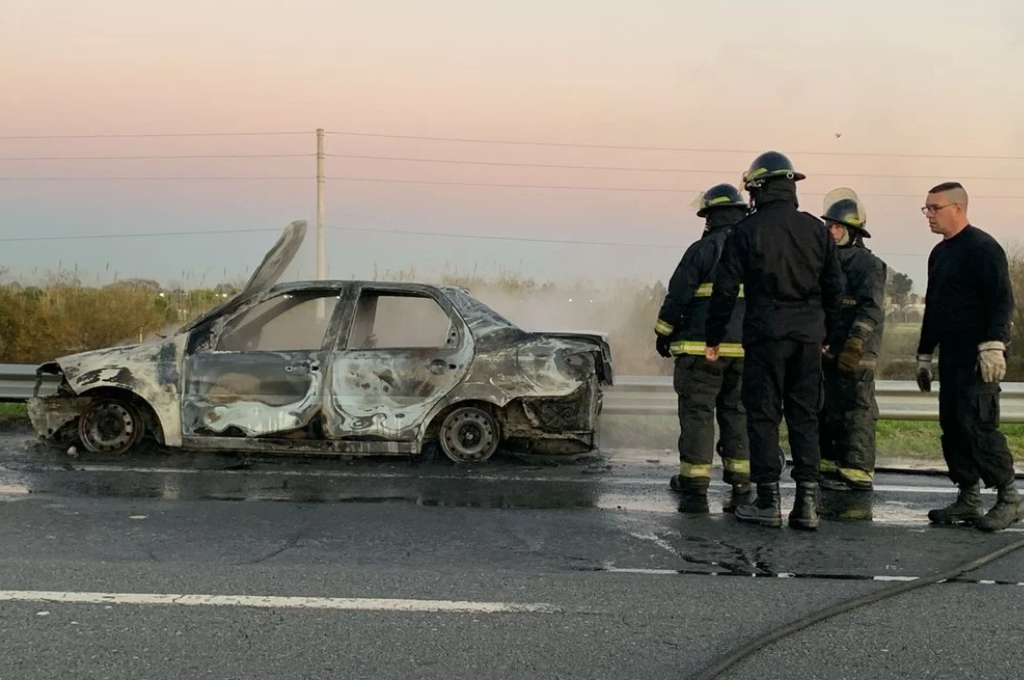 Bomberos Zapadores de Santo Tomé trabajaron varios minutos para sofocar las llamas.