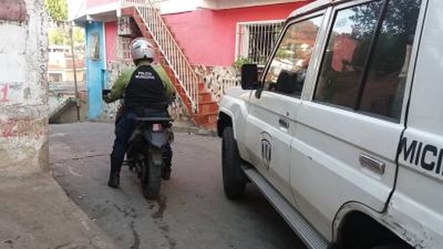 Con su BEBÉ de 3 meses en BRAZOS: asesinan a TIROS a un joven en la puerta de su casa en La Vega