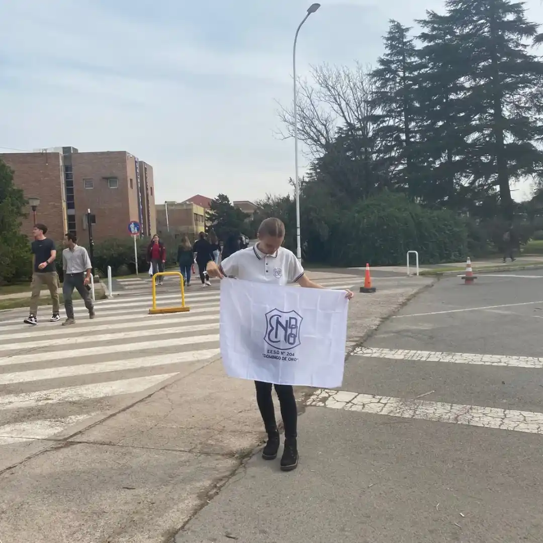 Catalina con la bandera de la Escuela Normal
