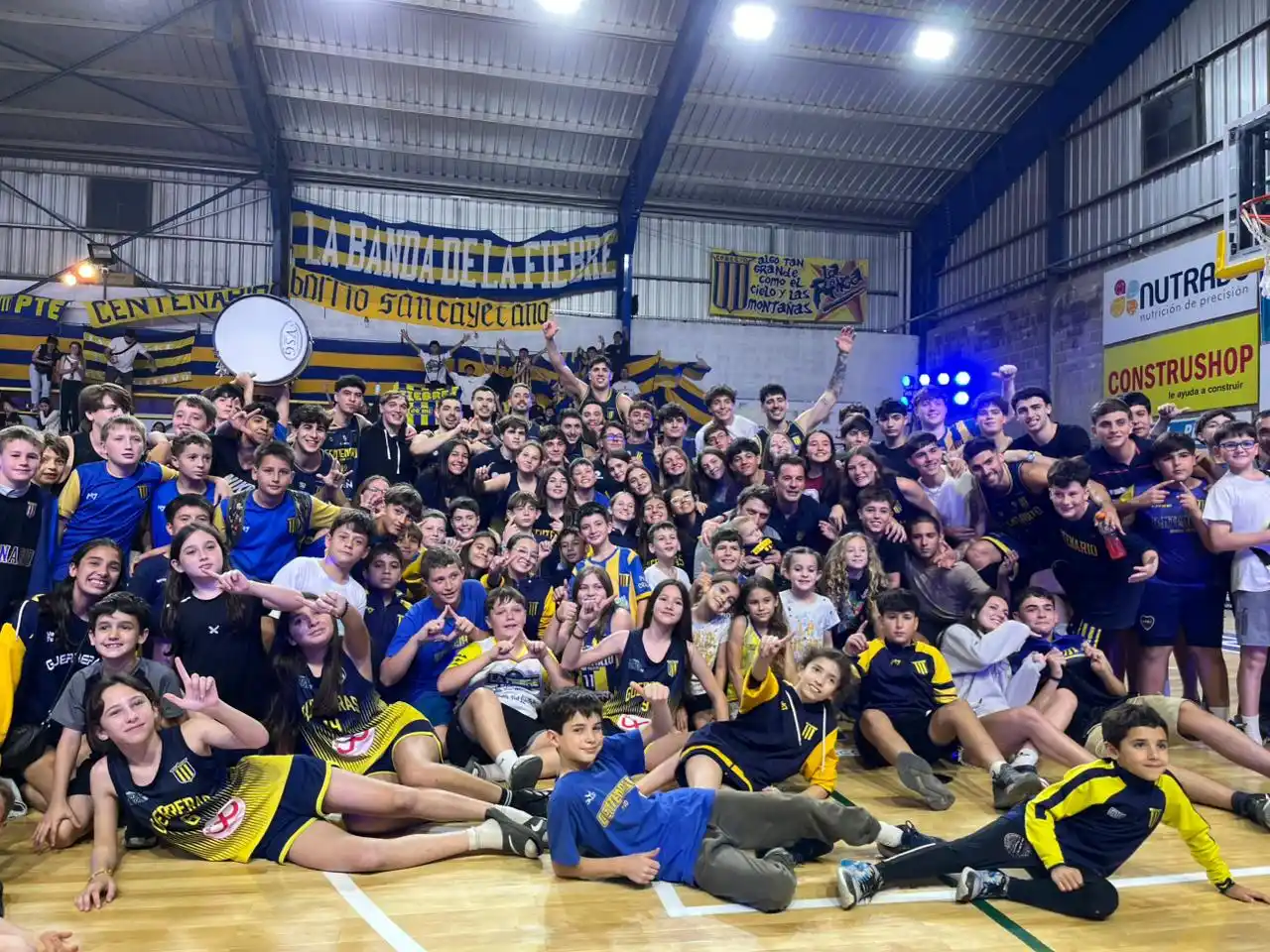 El festejo final de una histórica jornada, con victoria incluida. Foto: Fabián Gallego.