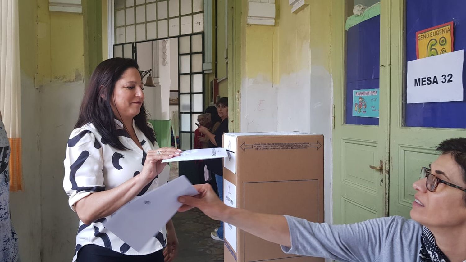 Analía Corvino votó en la escuela 1