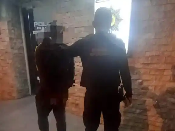 Lo sorprendieron saliendo de una casa ajena y terminó aprehendido