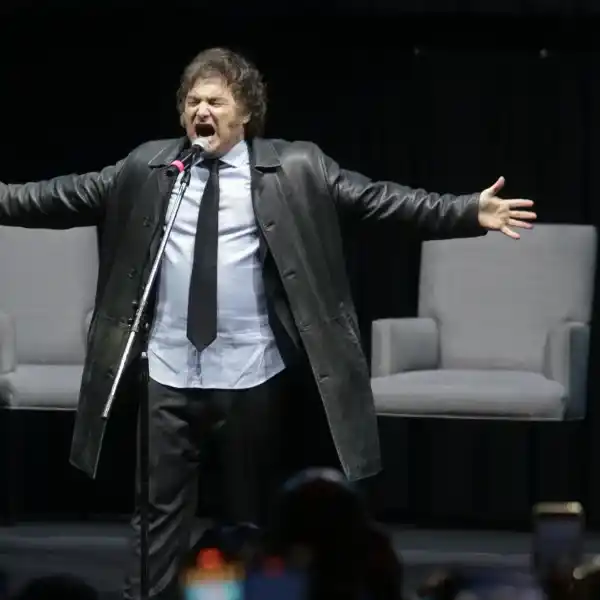 Milei presentó su libro en el Luna Park y cantó "Panic Show" para abrir su discurso