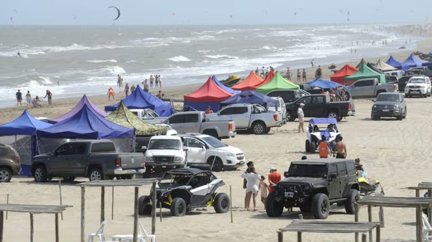 Pinamar: una joven corría una picada en la playa y atropelló a un nene de 8 años