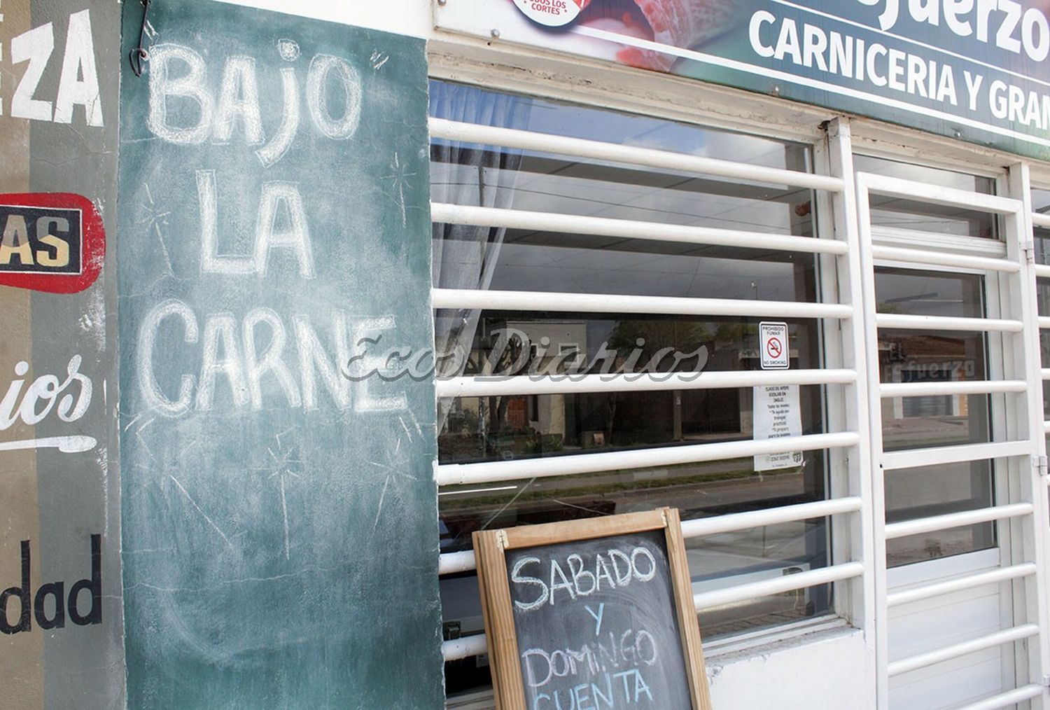 En varias carnicerías. Se observan carteles anunciando la baja de precios